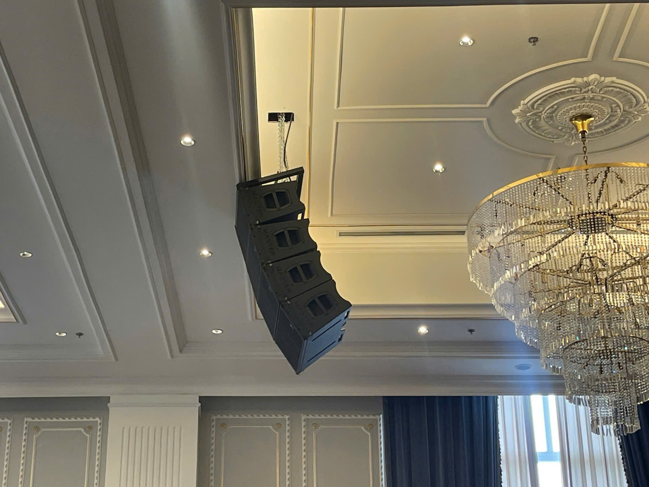 Hệ thống loa Line Array treo trần Hệ thống loa Line Array treo trần