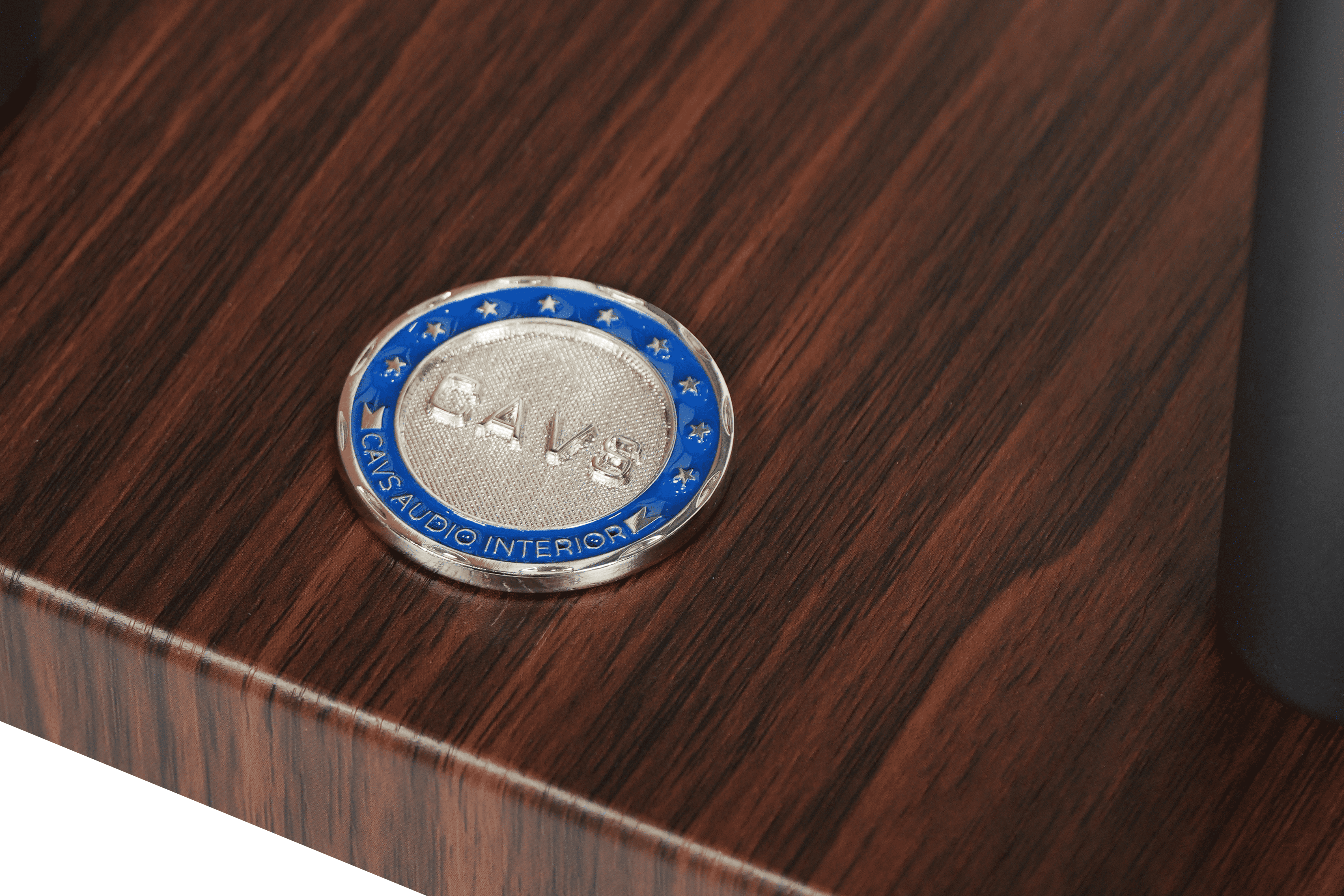 Logo chế tác từ kim loại mạ sáng bóng, viền xanh dương tinh tế