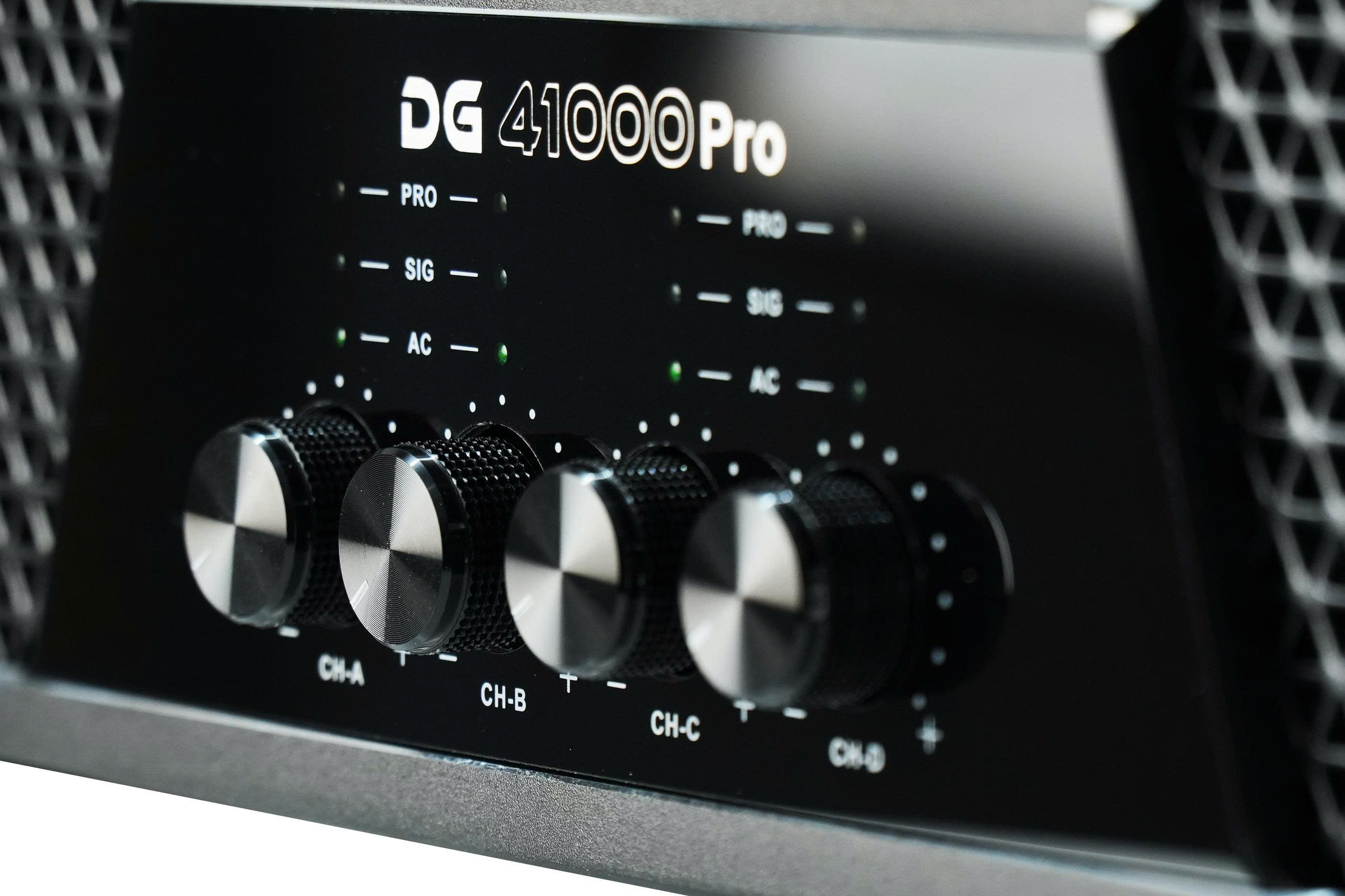 Mặt trước CAVS DG41000Pro với 4 núm Gain và đèn LED Signal Clip Protect